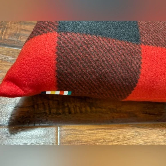 BNWT RARE NEW 2-pack Hudson’s Bay Company HBC Stripes Fleece Pillow Cushions - Picture 3 of 8